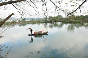 湖上轻舟 悠然静谧时光