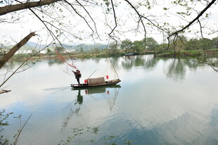 湖上独舟人 悠然垂钓景