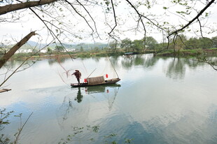湖上孤舟悠然垂钓