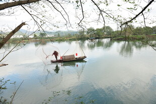 湖上小船悠然景