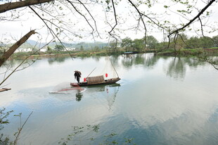 湖上泛舟享悠然时光