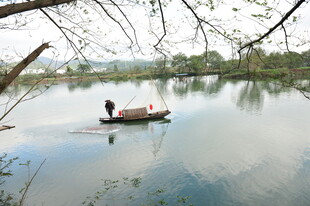 湖上泛舟享悠然时光