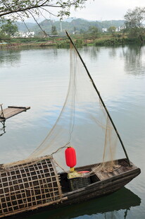 湖上渔船撒网捕鱼场景