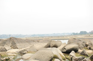 河岸旁的堆积石块景观