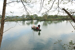 湖畔小舟上的悠然时光