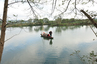 湖畔小船悠游的惬意时光