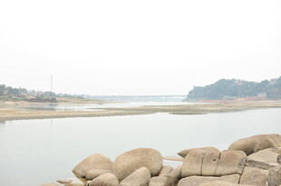 河畔石景 宁静自然风光