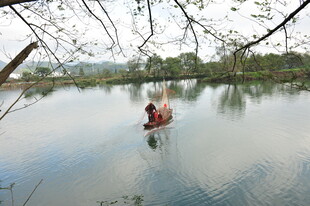 湖上泛舟享悠然时光