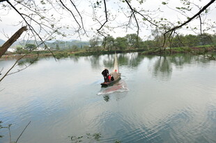湖中泛舟人