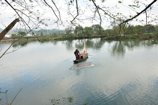 湖上泛舟人