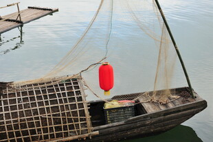 江上渔船挂红灯笼