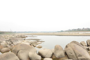 河边嶙峋怪石景观