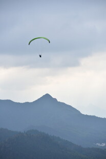 山间滑翔伞翱翔天际