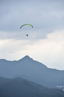 空中滑翔伞翱翔于山峦间