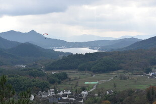山间美景 俯瞰宁静村落