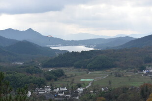 山间村落与湖泊美景