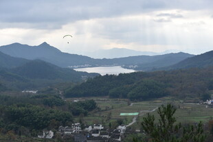 山间湖泊与村落美景