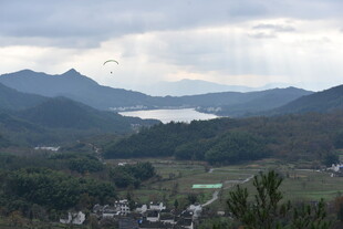 山间村落与湖景风光