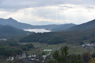 山间湖畔村落美景