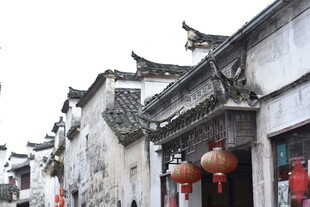 古巷中式建筑挂红灯笼