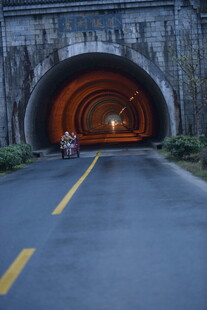 公路隧道内的骑行景象