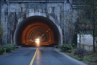 公路隧道入口处的光亮