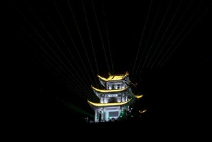 夜空下的璀璨古式建筑