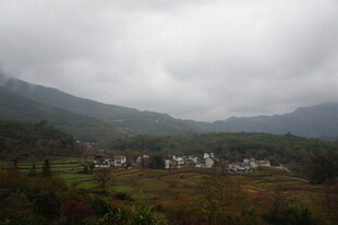 云雾缭绕的山间村落