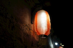 复古壁挂灯笼散发暖光