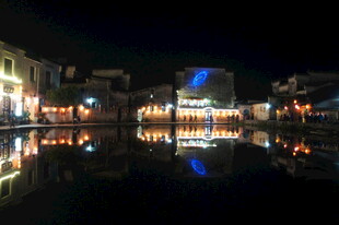 夜晚城镇湖面美丽倒影