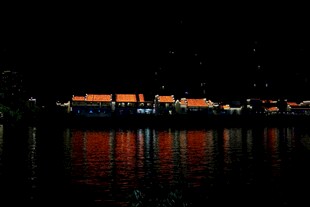 湖畔夜景 建筑灯光映水面