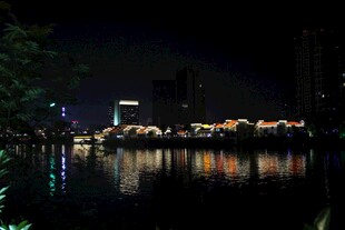 城市夜景湖畔璀璨倒影