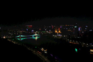 城市璀璨夜景俯瞰图