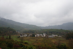 云雾缭绕的山间村落