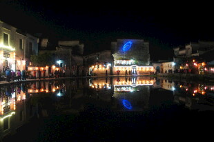 夜晚河畔璀璨灯光倒影