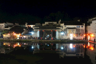 水乡夜景 古建倒映于湖面
