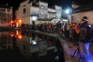 古村夜景人群摄影场景