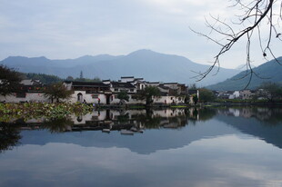 湖畔村落 山水相映成画