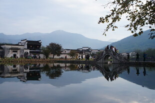 湖畔古村 山水相映成画