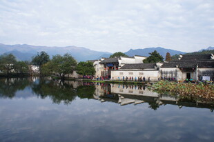 水乡村落湖面倒影美景