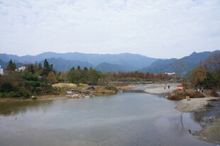 宁静河畔的山水风光