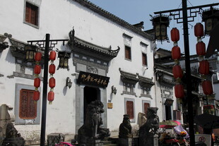 古巷中式建筑挂红灯笼