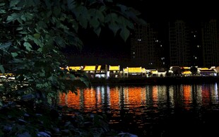 夜晚湖畔灯火倒映美景