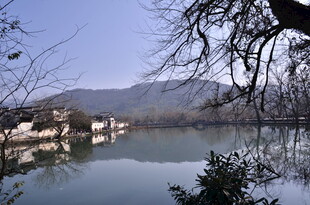 湖畔冬景 静谧山水人家