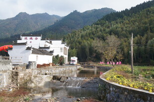 山村美景 白墙黛瓦映青山