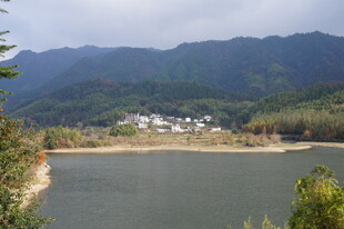 湖畔山村美景