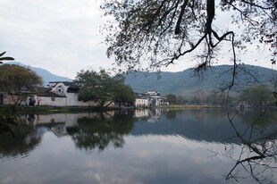 湖畔村落 山水相映成趣