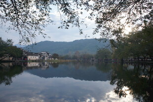 湖畔山水景 静谧好风光