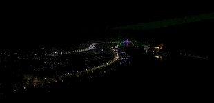 夜晚山间蜿蜒的灯光道路