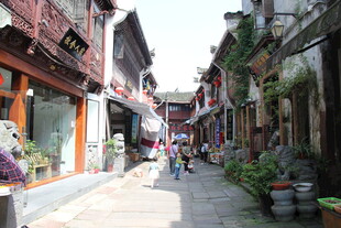 古巷行人 尽显江南韵味